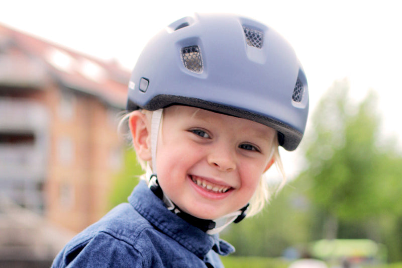 Kinderanhaenger Helm tragen